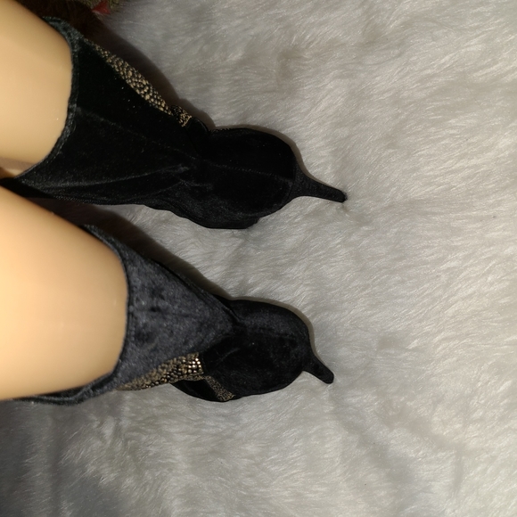 Scene Size 9 Black Velvet Calf High Boots With Jeweled Design - Picture 5 of 10